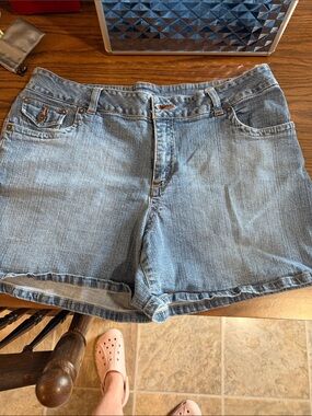L.A. Blues Light Wash Denim Shorts in size 20W